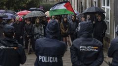 Un grupo de unas 20 personas acudieron a la entrada de los calabozos de la comisara de Santiago