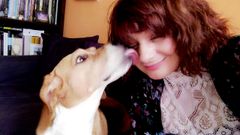 La editora gijonesa Silvia Cosio con �Darcy�, el beagle de la casa.