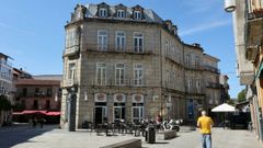 La que fue sede del Casino Mercantil en la plaza de Curros Enr�quez de Pontevedra est� ya cerrada