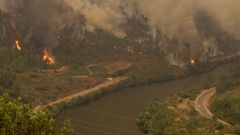 Un aspecto del incendio forestal de Larouco, a orillas del Sil, visto desde Alvaredos y Montefurado, en el municipio de Quiroga
