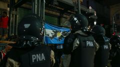 Polic�as antidisturbios vigilan las inmediaciones del Congreso Nacional argentino, en Buenos Aires