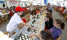 Escolares pontevedreses preludiaron ayer en la praza de Espa�a el Torneo Ponte Xadrez. 
