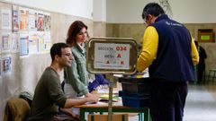 Desde primera hora los trabajadores de Correos han repartido los votos para su custodia en cada mesa electoral.