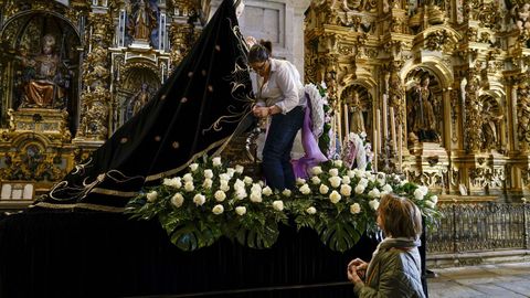 As� se preparan los pasos de Semana Santa en Celanova.