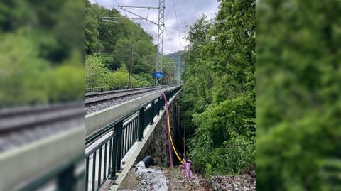 Cable colgando de un puente en la línea ferroviaria Monforte-Ourense