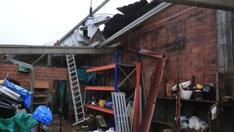 El fuerte viento de la pasada noche levant� la cubierta met�lica de un almac�n en Fi�n, en O Savi�ao