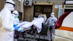 Traslado de un enfermo infectado por el coronavirus, este jueves en Roma