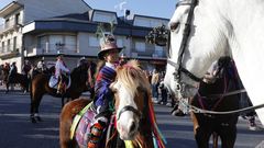 Los felos de Maside se suben a sus caballos para el desfile del lunes de entroido