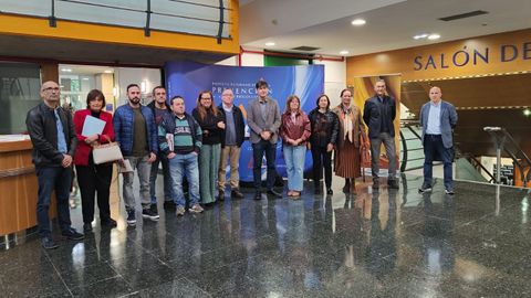 Foto de familia de la junta rectora del Instituto Asturiano de Prevenci�n de Riesgos Laborales presidida por el consejero de Ciencia, Industria y Empleo, Borja S�nchez (sexto por la derecha en la imagen)