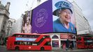 Una foto gigante en Picadilly felicita a Isabel II por su setenta aniversario en el trono