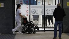 Entrada de Urgencias del Hospital �lvaro Cunqueiro, de Vigo, uno de lo m�s tensionados por la gripe esta temporada.
