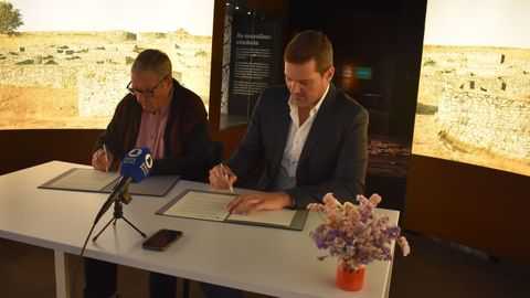 El representante de los comuneros de Cristimil y A Torre, con el conselleiro de Cultura, firmando el acuerdo para la venta de terrenos del yacimiento arqueolgico de San Cibrao de Las.