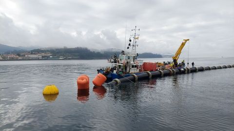 Los flotadores sirven para izar la punta de la tubera ya colocada y as ensamblarla con la parte que se le aadir desde una plataforma