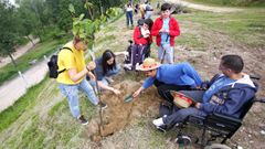 Alumnos de Aceesca plantando �rboles con la comunidad de montes de Tameiga.