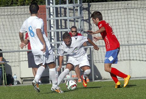 El local Herbert, con la pelota, ayer en el partido disputado en Vista Alegre ante el Barco. 