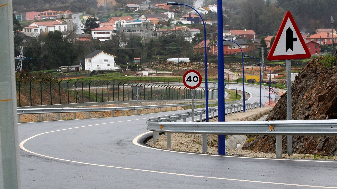 Apuntalan un vehículo inestable en Alvedro, en Culleredo, para rescatar a su ocupante tras un accidente