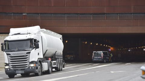 Un camin pasa el puesto fronterizo de Somport (Huesca) entre Espaa y Francia tras el cierre de fronteras acordado por el Gobierno