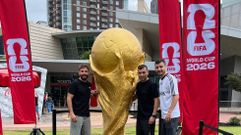 Pablo Landeira, �lvaro Iglesias y Esteban Rodr�guez, ante una reproducci�n gigante de la Copa del Mundo de f�tbol en Atlanta