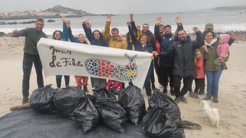 Limpieza con Mar de F�bula en playas de Mux�a