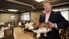Jes�s Louzao, en imagen tomada antes de la pandemia del covid-19, con mariscos que son emblema del restaurante que dirige en la playa viveirense de Area