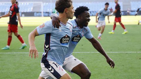 Adri� Capdevila, Capde, y Bernard Somuah, celebrando el cuarto gol del Cleta Fortuna ante la Ponferradina para certificar el ascenso a Segunda.