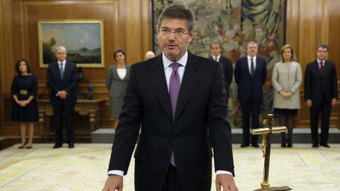 El ministro de Justicia, Rafael Catal�, que conserva el cargo al que lleg� en septiembre del 2014, ha sido el primero en jurar hoy ante el Rey.