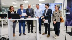 Inauguración de la red de comunicación cuántica entre Vigo y Santiago, la mayor de España. De izquierda a derecha, Carmen Cotelo, directora de Gain; Román Rodríguez, conselleiro de Ciencia; Manuel Reigosa, rector de la Universidade de Vigo; Marcos Curty, director de Vigo Quantum Communication Center; Lois Orosa, director del Cesga, y Carmen González Sotelo, delegada del CSIC en Galicia y vocal del patronato del Cesga
