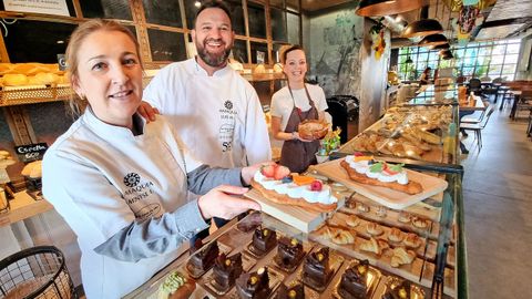 Montse Fern�ndez en A Maqu�a (O Porri�o).�Pepe Vieira (dos estrellas Michelin) resalta su pasteler�a y el uso de �muy buenas mantequillas y su chocolater�a�. Para Montse (en primer t�rmino y su marido Luis), la clave est� en �innovar y hacer las cosas bien�.