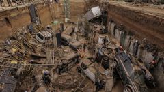 Imagen de varios veh�culos arrastrados por la dana al interior de un foso de obra