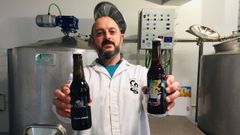 Desde Barreiros. Marcos Mart�nez, uno de los socios de la f�brica de cerveza artesana Augas Santas, posando con las variedades premiadas en Catalu�a. A la izquierda, la Cocoa, que fue plata, y a la derecha, la San Xusto, que fue bronce