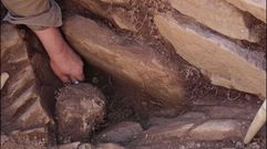 Exhumaci�n del cr�neo humano hallado en Os Conventos en una captura de v�deo de un episodio de la serie documental Adegas da Memoria que fue difundido esta semana en Internet por los responsables del proyecto arqueol�gico de la parroquia de Vilach�