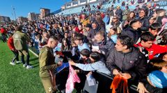 Iago Aspas, con aficionados en el entrenamiento abierto en Bala�dos del mes de enero.