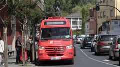 El bus urbano, en la parada situada a la entrada de la calle San Pedro