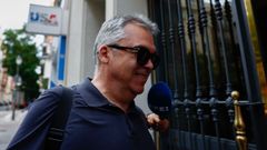 El exsecretario de organizacin del PSOE, Santos Cerdn, en la entrada a su domicilio.