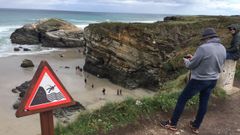 Muchos visitantes se asoman a los acantilados para disfrutar del paisaje o para hacer las mejores fotos