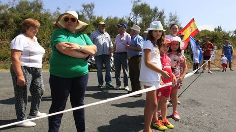 Aficionados esperan el paso de los ciclistas entre Marcelle (Monforte) y Doade (Sober)