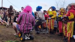 Un momento de la representaci�n de los �oficios�, farsas breves t�picas del Entroido Ribeirao, que se celebraron este domingo por la tarde en la parroquia de Santiago de Arriba.