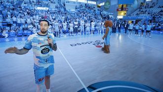 Francis Alonso, escolta del Breog�n, se dirige a la afici�n del Pazo dos Deportes de Lugo despu�s del partido contra el Zaragoza en la jornada 34 de la Liga Endesa 2025-2026