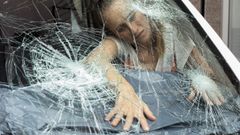 Luna de un coche da�ada como consecuencia de la inusual tormenta de granizo en La Bisbal d'Empord� y otros municipios de Gerona.