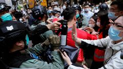 Antidisturbios bloquean a los manifestantes en el centro de Hong Kong