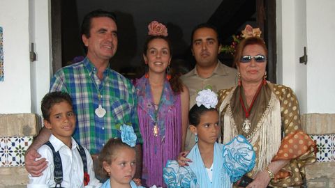 En el a�o 2003, Roc�o Jurado, junto a Ortega Cano en el Roc�o, con su hija Roc�o Carrasco, su yerno Fidel Albiac, sus hijos Gloria Camila y Jos� Fernando y su nieta Roc�o Flores