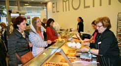 Coincidiendo con el D�a de la Madre, Mu�oz se fue con la suya a comprar dulces para festejar la jornada.