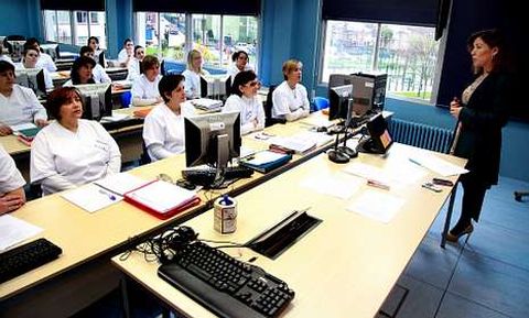 Mato conoci� ayer de primera mano el taller de de formaci�n sociosanitaria de Melide.