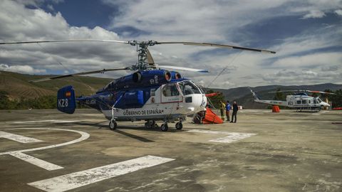 En la base de Laza hay dos helicpteros para transportar a las brigadas de extincin y para la descarga de agua: El Kamov, de doble rotor, y el Bell 412, que carga un bambi que puede descargar unos 1.200 litros.