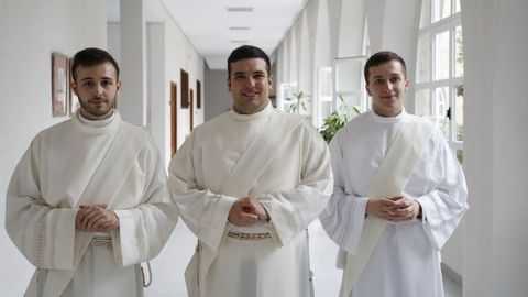 Carlos Barreira, Francisco Blanco y Jaime Vales, a�n con las t�nicas de di�conos.