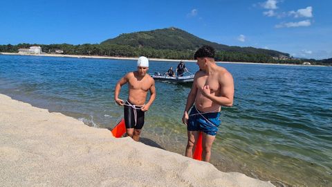 aime y Pablo, tras alcanzar la playa de Camarido a nado en 25 minutos con sus boyas.