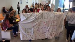 Comienza otro encierro de las auxiliares en el vest�bulo principal.