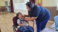 Salom recibiendo la vacuna de la gripe en el colegio Pablo VI.