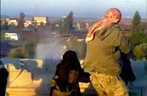 Milicianos del Ej�rcito de Siria Libre atacan un convoy de las tropas de Al Asad cerca de Deraa.