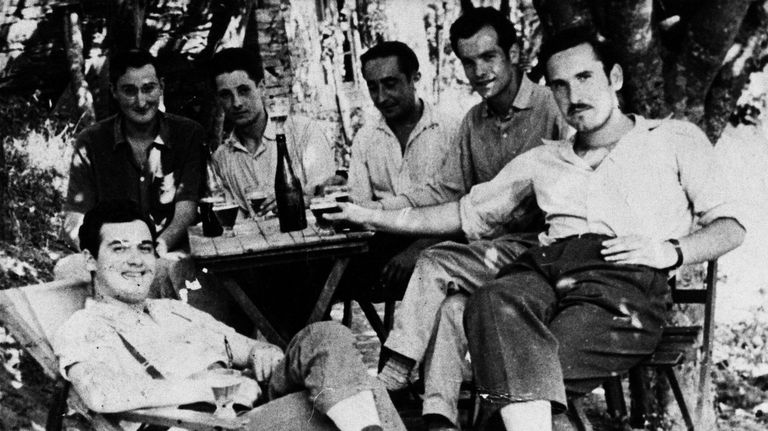 Uxo Novoneyra ( dereita) cun grupo de amigos nunha antiga fotografa tomada na serra do Courel